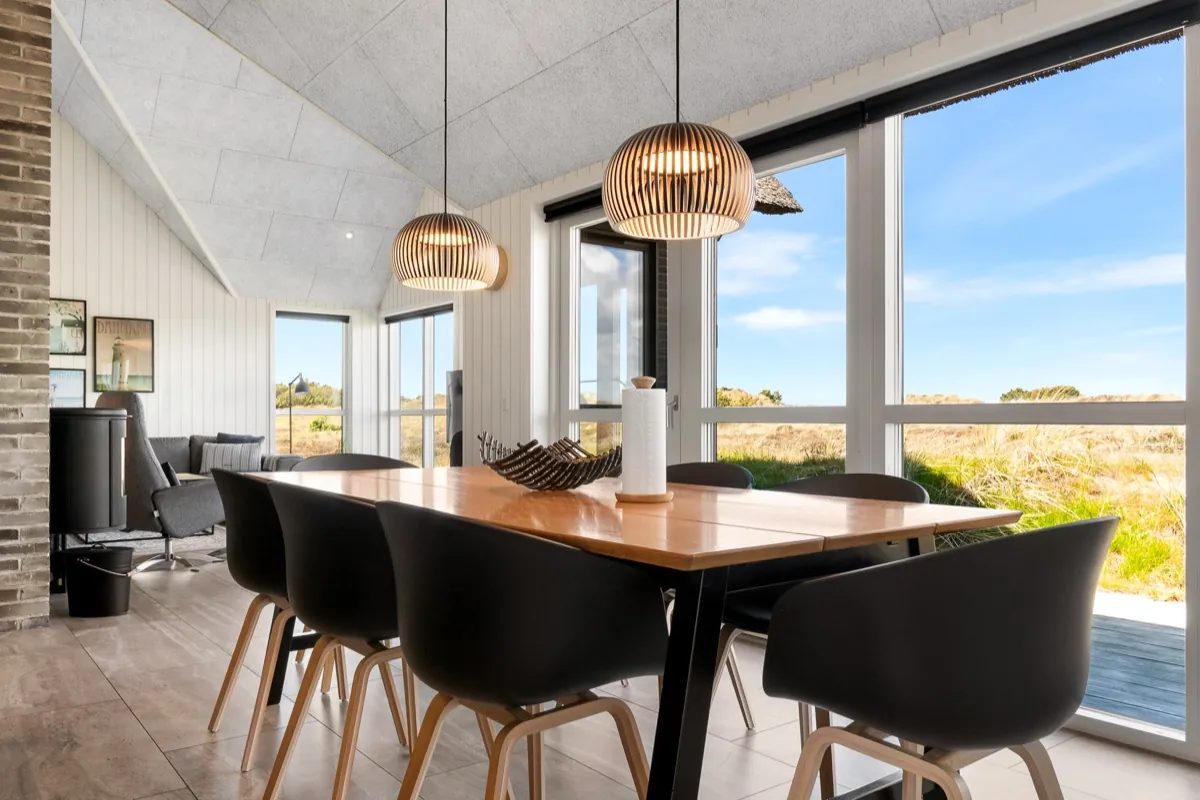 Spisestue med panoramavinduer mod klitterne