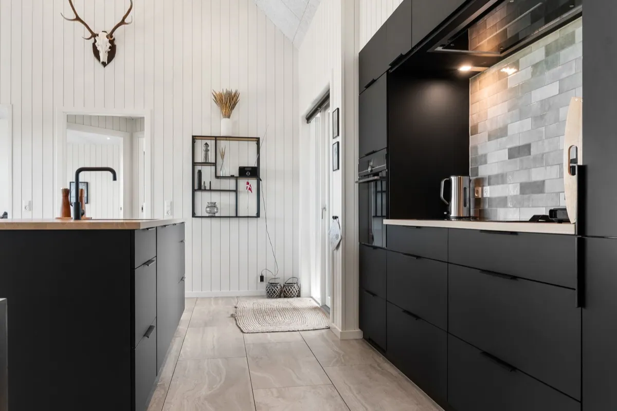 Sort køkken i feriebolig med loft til kip