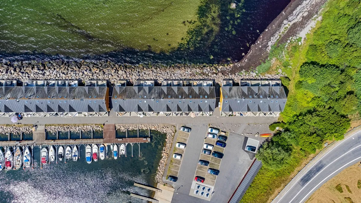 Hasle Marina og ferieboliger set lodret oppefra