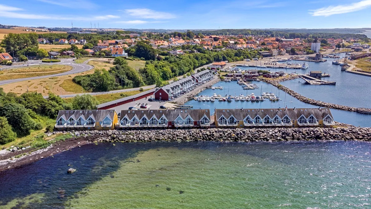 Hasle Marina og kysten fotograferet fra luften