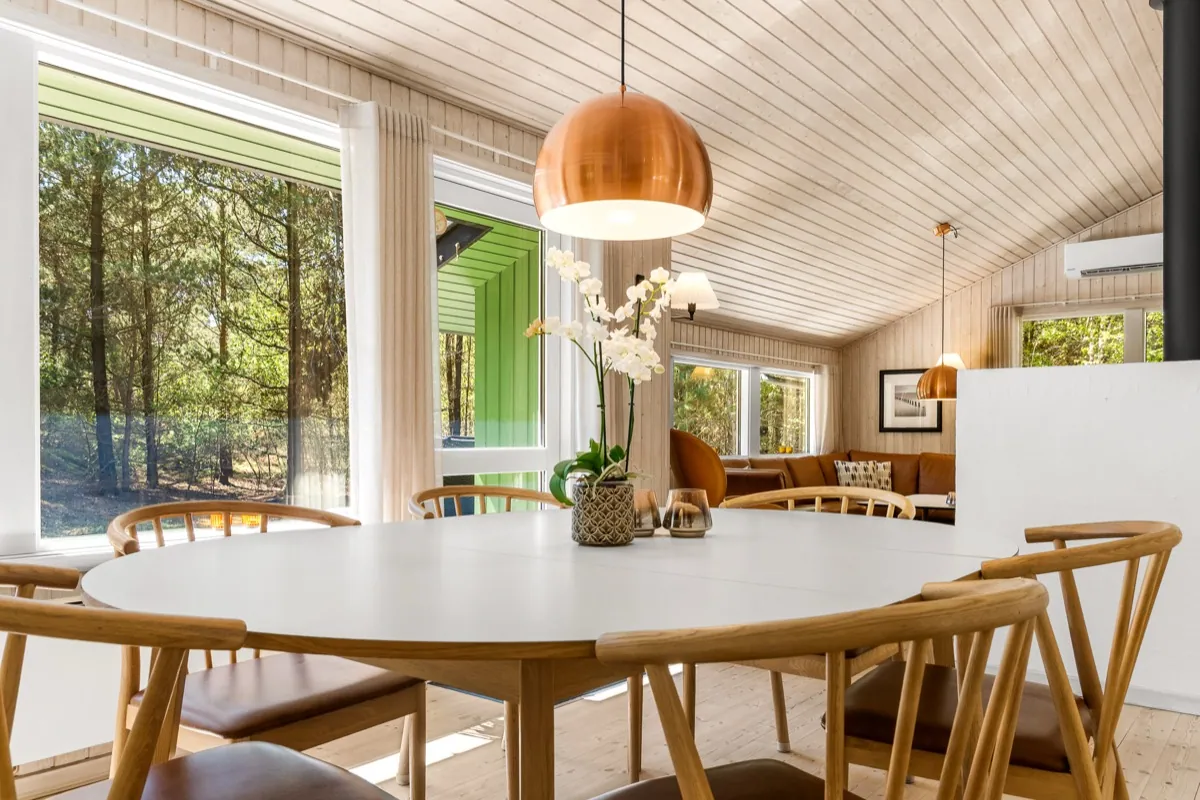 Spiseplads i sommerhus med udsigt til skoven