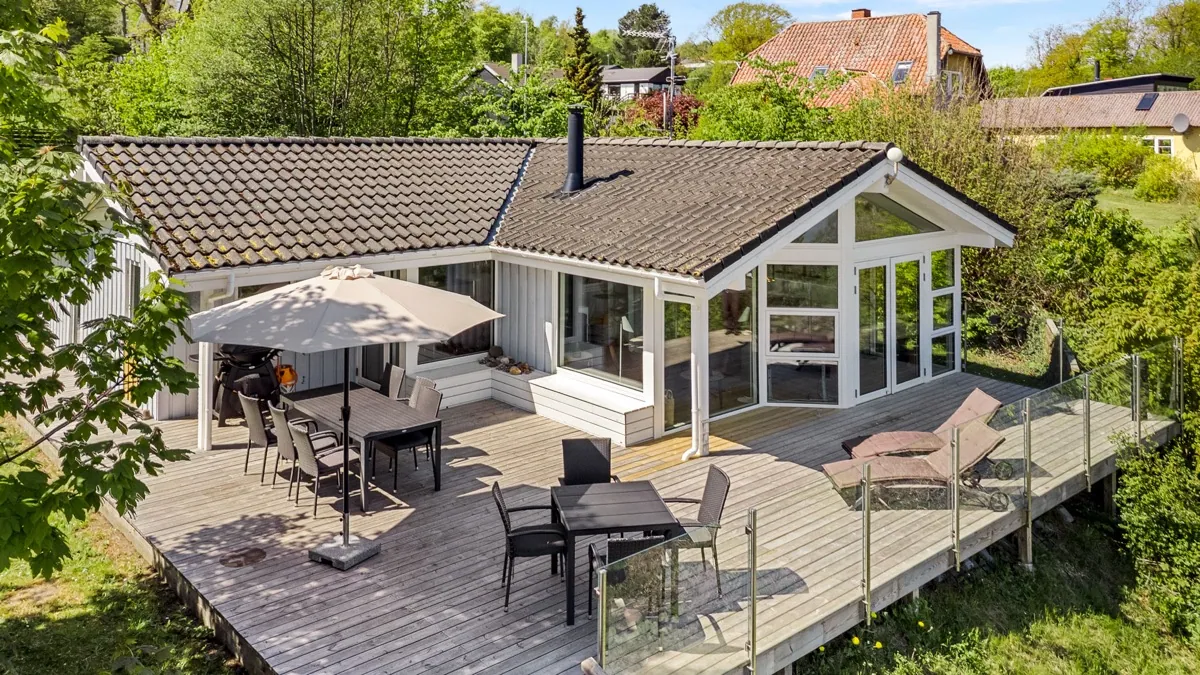 Feriebolig i Tejn med stor terrasse set fra luften