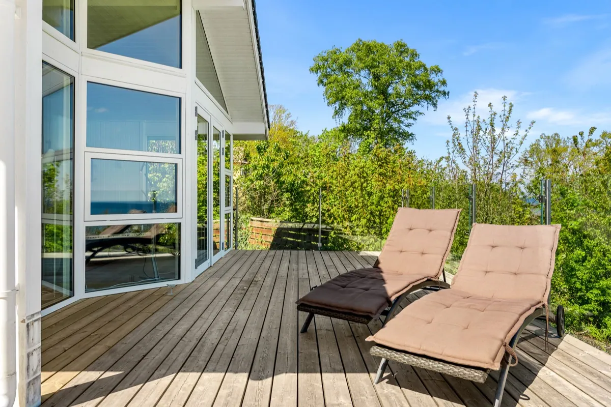 Terrasse med liggestole og udsigt over havet